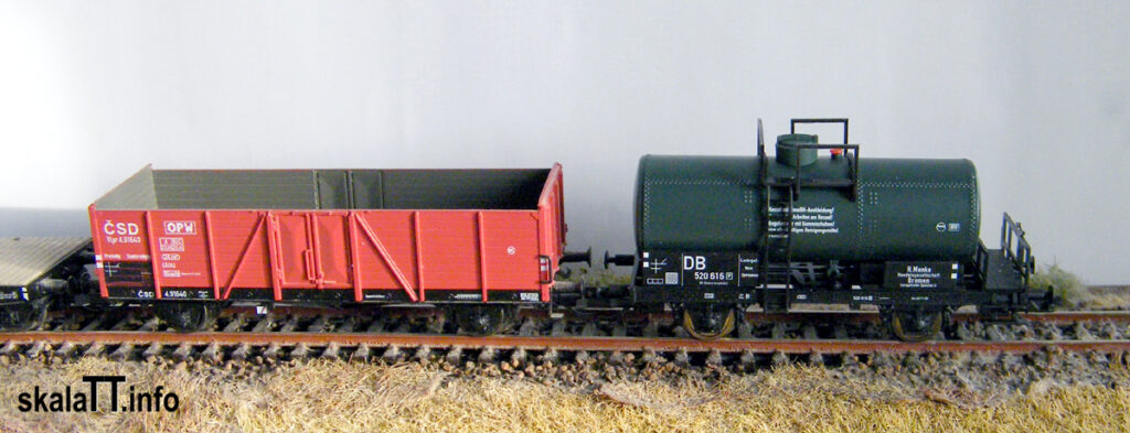 Model cysterny należącej do firmy H. Mencke - DB 520 618. Epoka III; Tillig - nr. kat. 500924 (zestaw 01490). Po lewej węglarka "Villach" ĆSD - ep. III; Schirmer nr. kat. 68050.