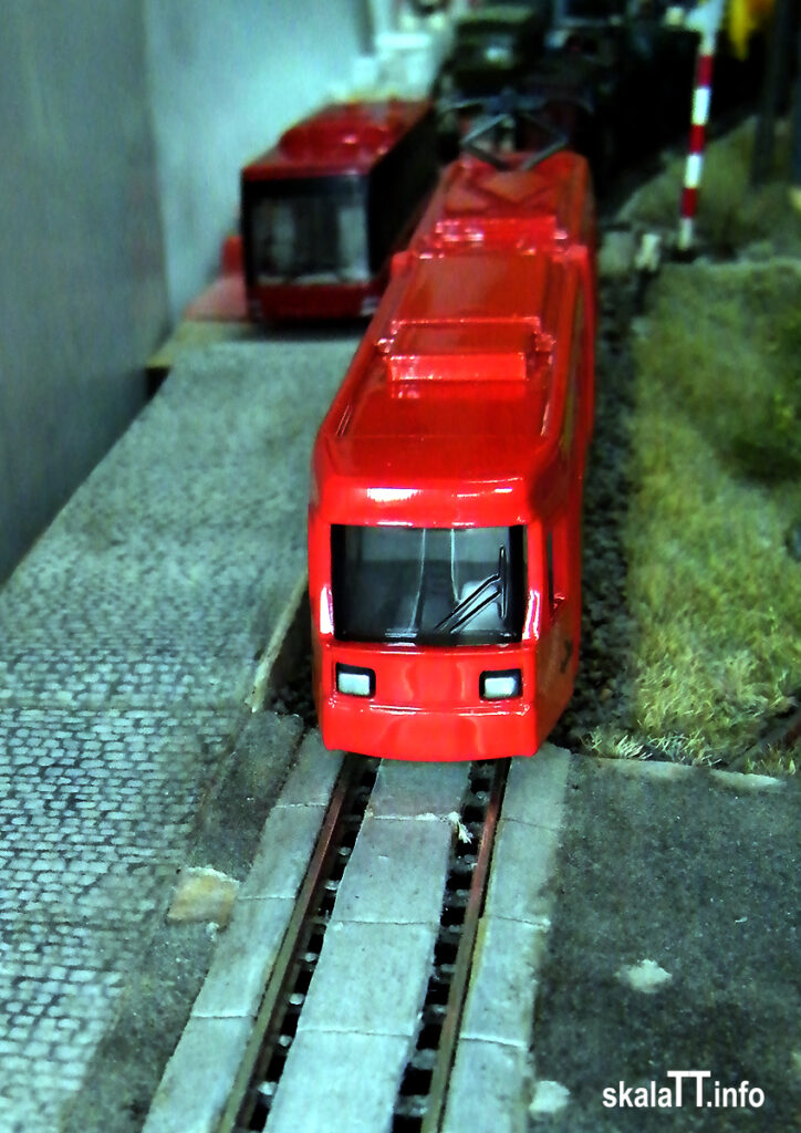 Model tramwaju skali zbliżonej do wielkości TT - SIKU 1615. Czoła modelu