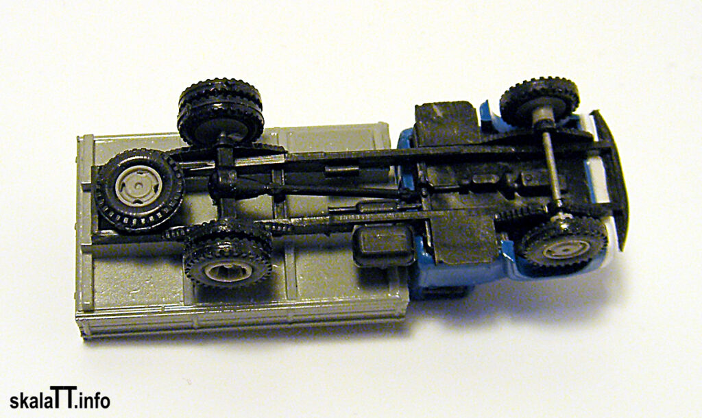 ZZ Modell - model samochodu ZIŁ-130. Widok na podwozie modelu.