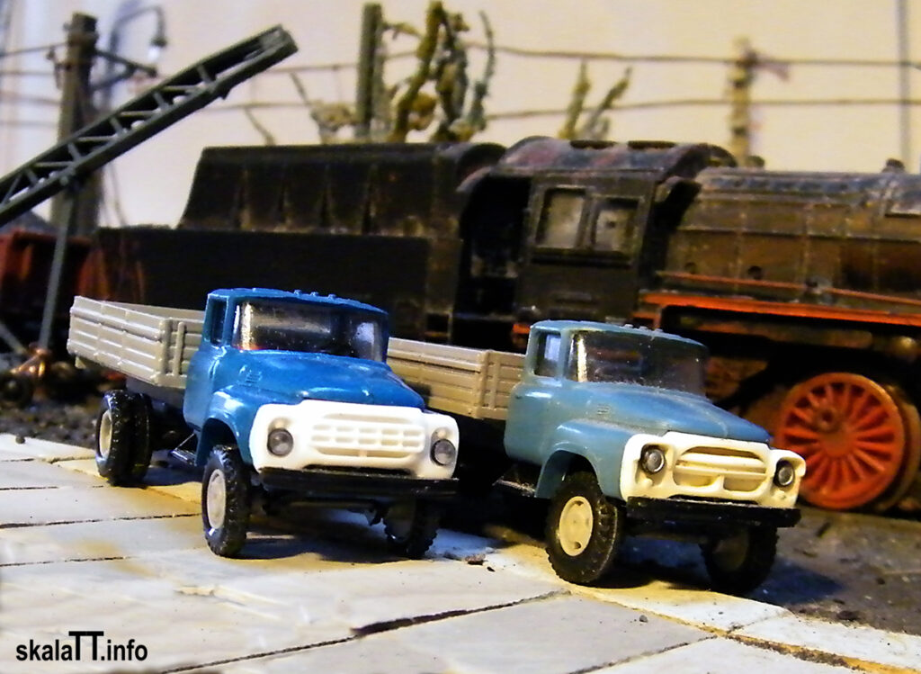 ZZ Modell - model samochodów ZIŁ-130 z dwoma wersjami osłony chłodnicy. Po prawej wersja z 1964 roku, po lewej z 1978.