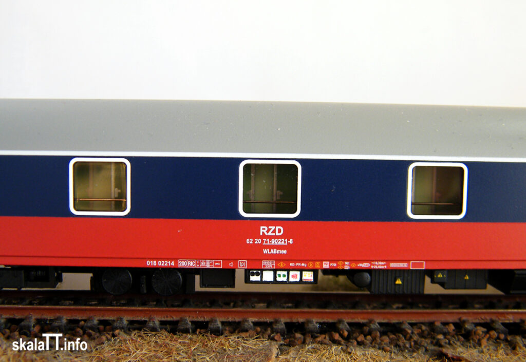 Model wagonu serii WLABmee numer 622071-90221-8 wyprodukowany przez firmę L.S.Models nr kat. 58011-1. Widok od strony korytarza.