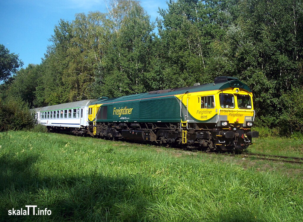 Lokomotywa 66015 (JT42CWR-T1-20058700_02/2006) Freighhtliner Pl. Stare Babice. 25.08.2019. Ostatni z przejazdów specjalnych po linii Warszawa Jelonki - Radiowo. Przejazd kolejowy na ul. Estrady. Fot. K. Olszak