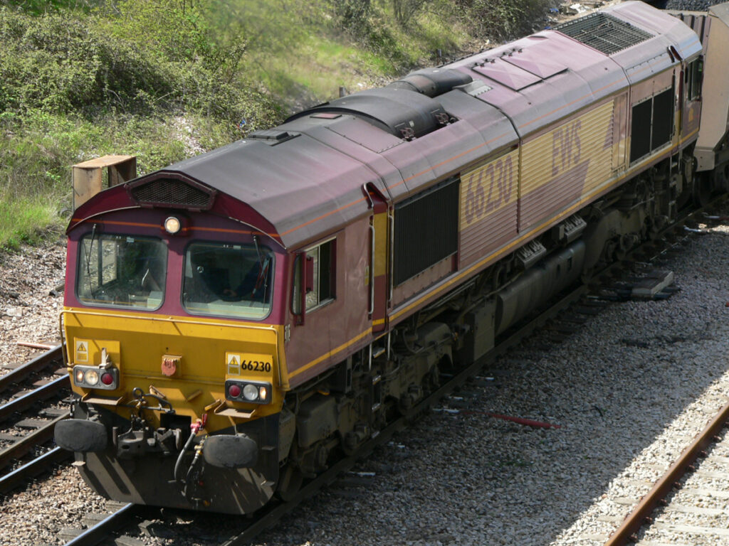 Lokomotywa 66230 należąca do EWS z pociągiem w pobliżu stacji kolejowej Bristol Parkway, prowadzi pociąg do elektrowni Didcot. 3 maja 2006 Fot. Chris McKenna. Udostępnione na podstawie licencji Creative Commons 4.0