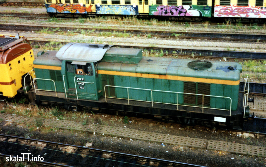 SM42-773 z drugiej serii produkcyjnej, na terenie stacji Poznań Główny. 10.08.1998. Fot. D. Olszak