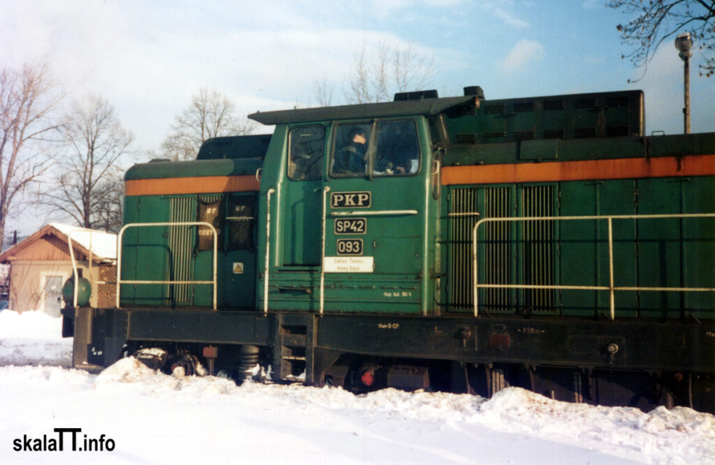 SP42-093 w Mszanie Dolnej. Po lewej stronie widoczny przedział maszynowy z kotłem do ogrzewania wagonów. 29.01.2000 r. Fot. K. Olszak